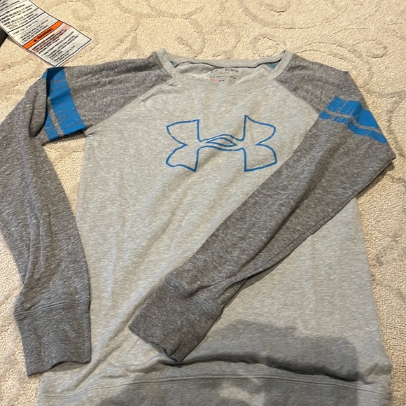 2 under Armour long sleeve tees. One is special edition ( pink) sold as bundle. - Picture 3 of 4